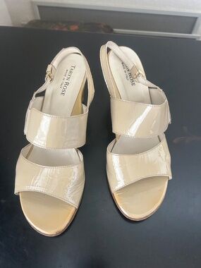 Taryn Rose Beige Patent Leather Heeled Slingback Sandals. Sz. 39